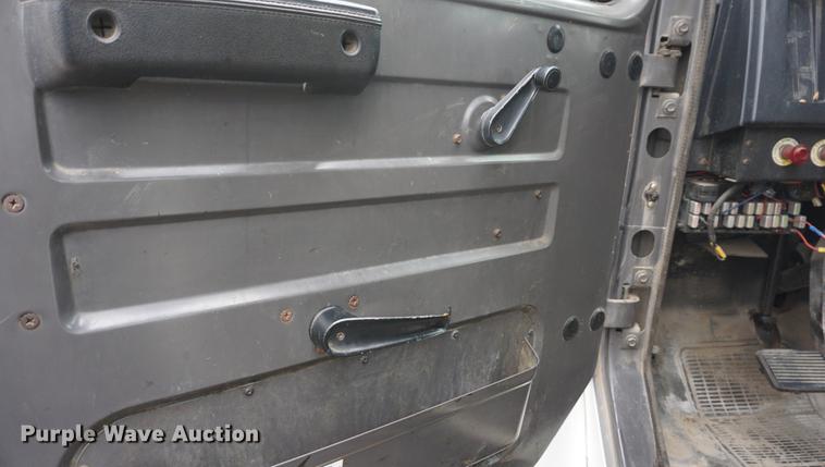 image for item DF1670 1995 International 4900 scissor lift truck