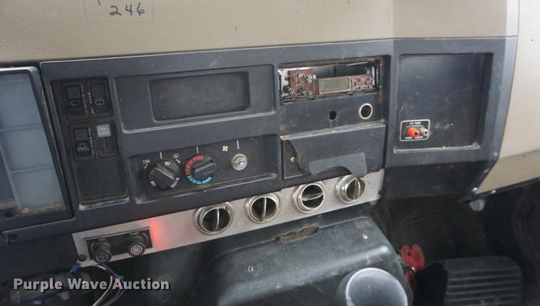 image for item DF1670 1995 International 4900 scissor lift truck