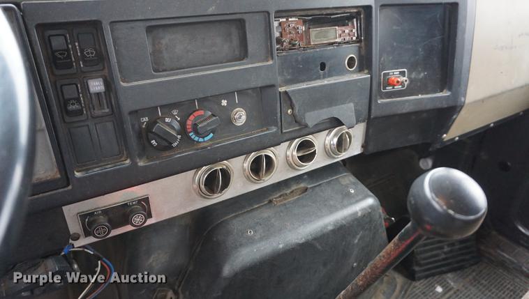 image for item DF1670 1995 International 4900 scissor lift truck