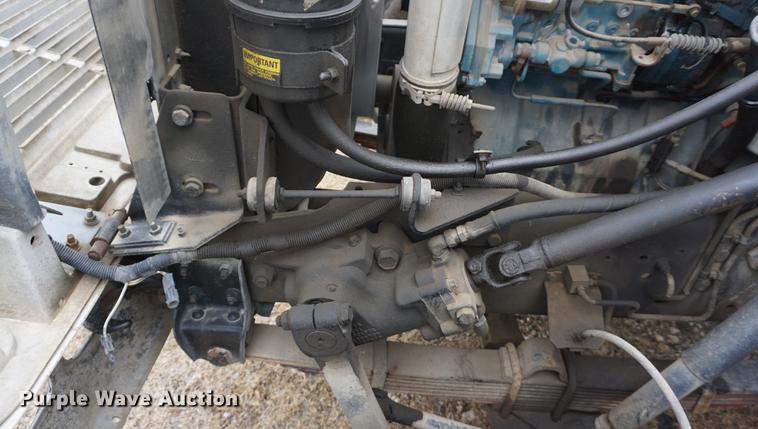 image for item DF1670 1995 International 4900 scissor lift truck