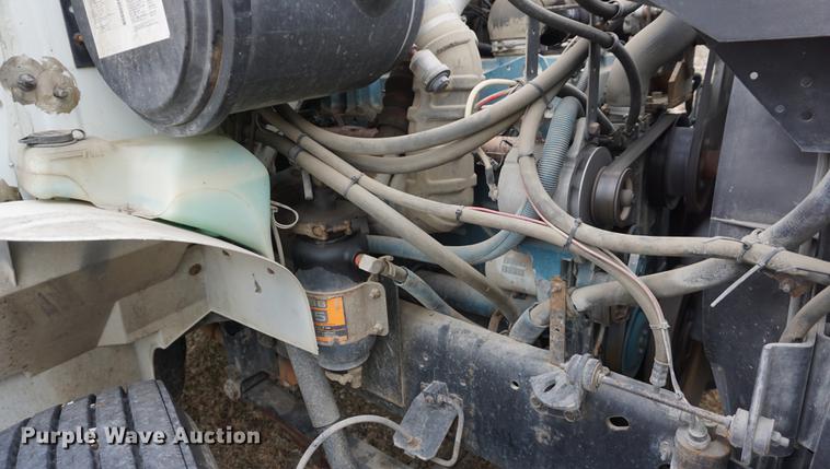 image for item DF1670 1995 International 4900 scissor lift truck