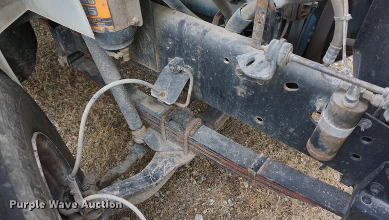 image for item DF1670 1995 International 4900 scissor lift truck