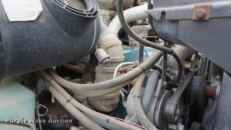 image for item DF1670 1995 International 4900 scissor lift truck