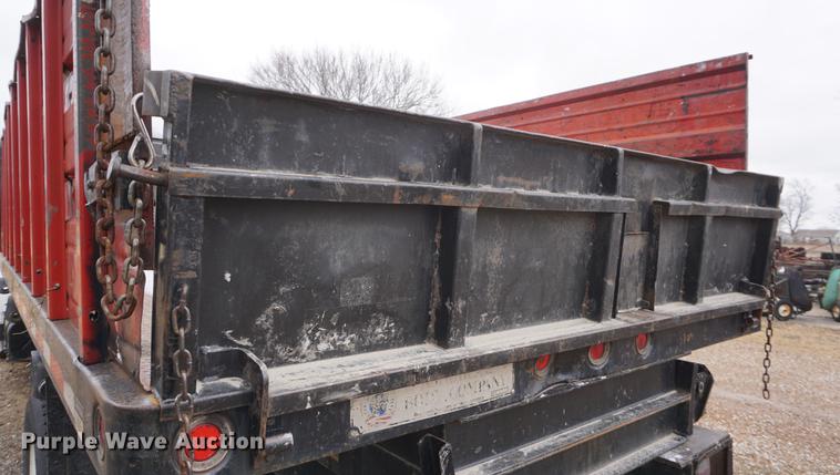 image for item DF1670 1995 International 4900 scissor lift truck