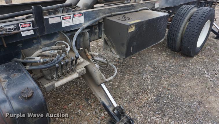 image for item DF1670 1995 International 4900 scissor lift truck