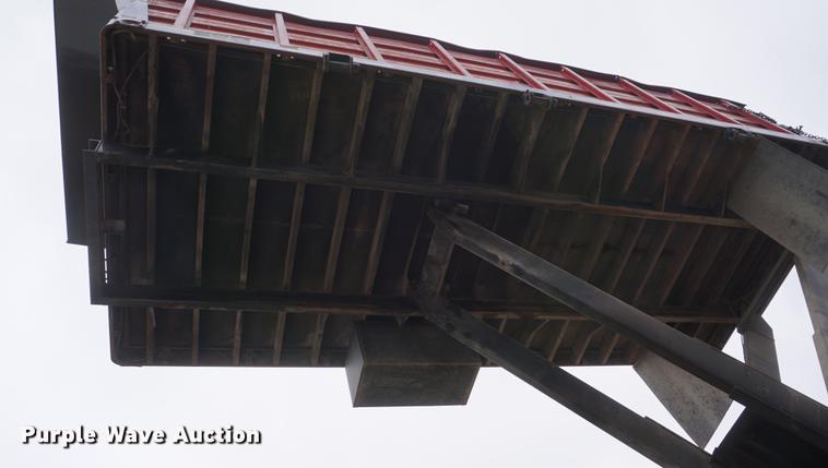 image for item DF1670 1995 International 4900 scissor lift truck