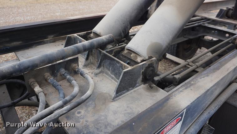 image for item DF1670 1995 International 4900 scissor lift truck