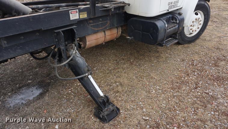 image for item DF1670 1995 International 4900 scissor lift truck