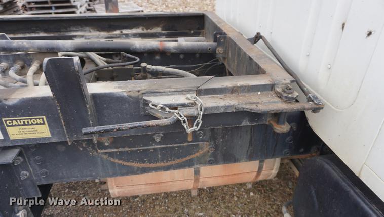 image for item DF1670 1995 International 4900 scissor lift truck