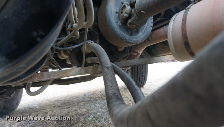 image for item DF1670 1995 International 4900 scissor lift truck