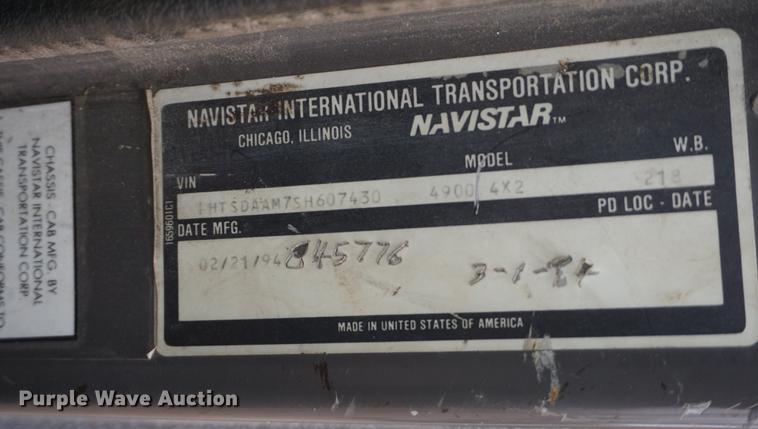image for item DF1670 1995 International 4900 scissor lift truck