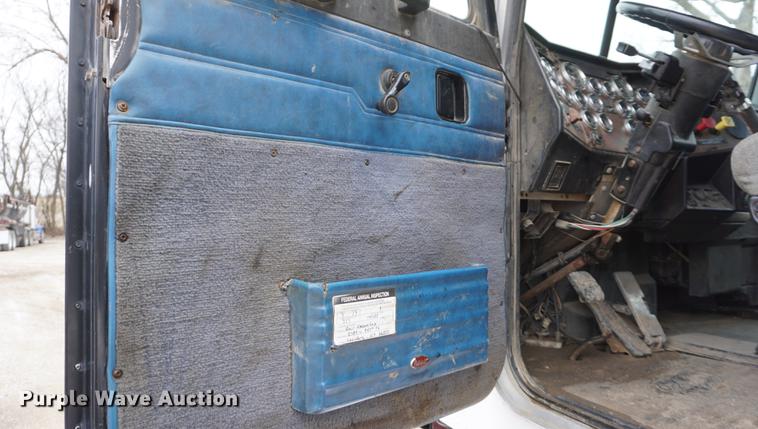 image for item DF1671 1997 Peterbilt 379 semi truck