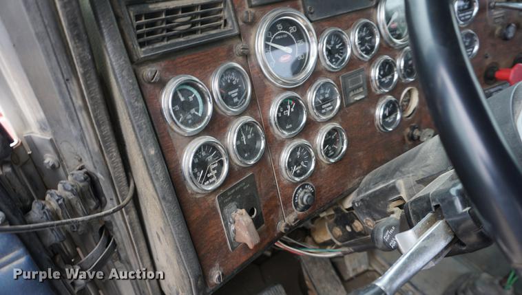 image for item DF1671 1997 Peterbilt 379 semi truck