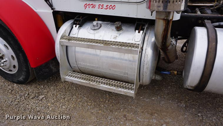 image for item DF1671 1997 Peterbilt 379 semi truck