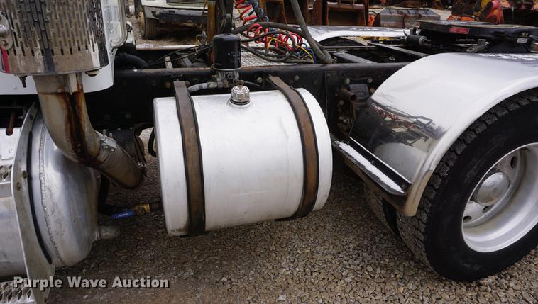 image for item DF1671 1997 Peterbilt 379 semi truck