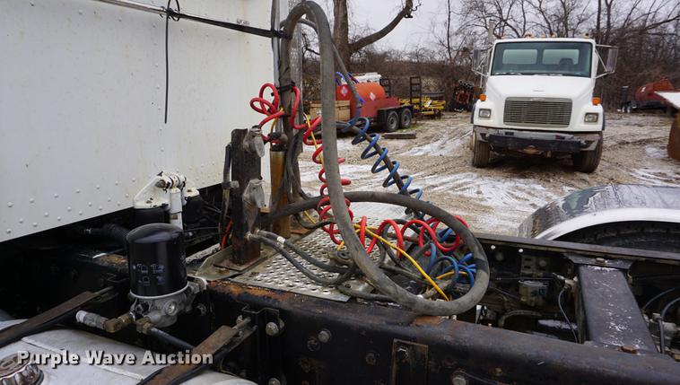 image for item DF1671 1997 Peterbilt 379 semi truck