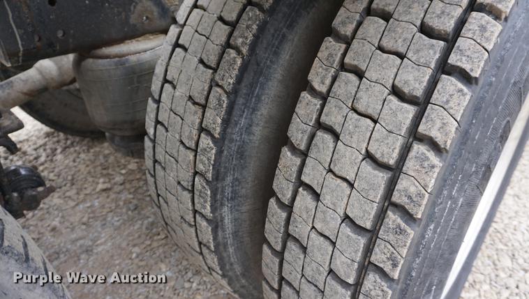 image for item DF1671 1997 Peterbilt 379 semi truck