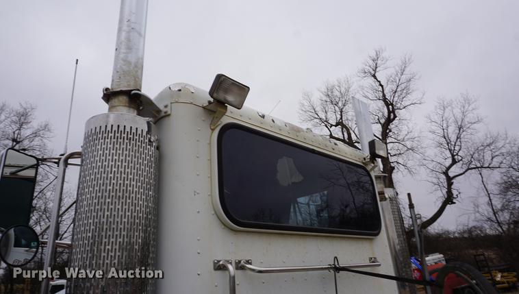image for item DF1671 1997 Peterbilt 379 semi truck