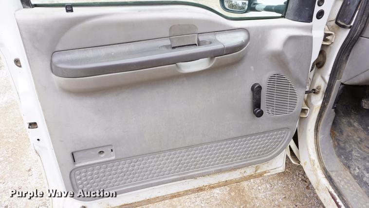 image for item DF1673 2000 Ford F350 Super Duty flatbed pickup truck