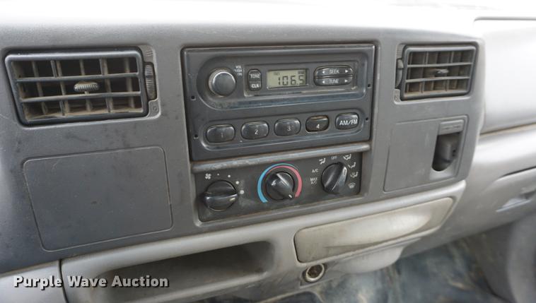 image for item DF1673 2000 Ford F350 Super Duty flatbed pickup truck