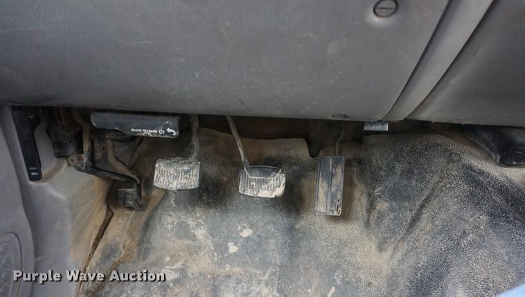 image for item DF1673 2000 Ford F350 Super Duty flatbed pickup truck