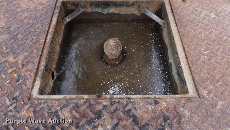 image for item DF1673 2000 Ford F350 Super Duty flatbed pickup truck