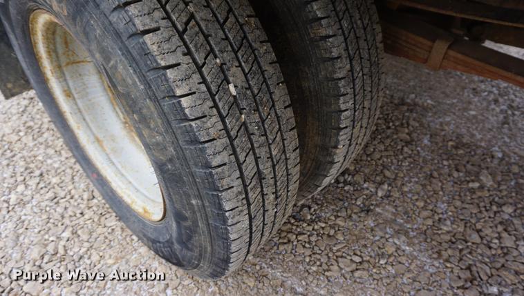 image for item DF1673 2000 Ford F350 Super Duty flatbed pickup truck