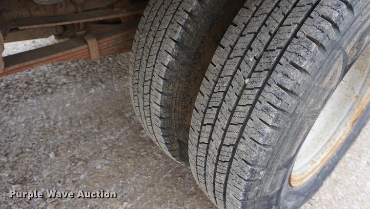 image for item DF1673 2000 Ford F350 Super Duty flatbed pickup truck