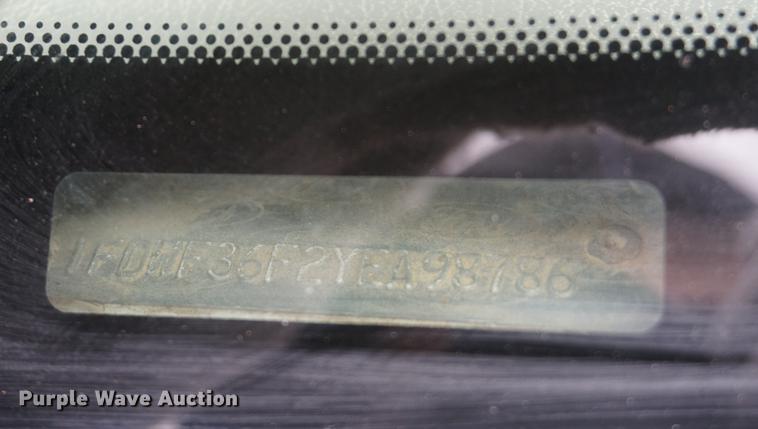 image for item DF1673 2000 Ford F350 Super Duty flatbed pickup truck