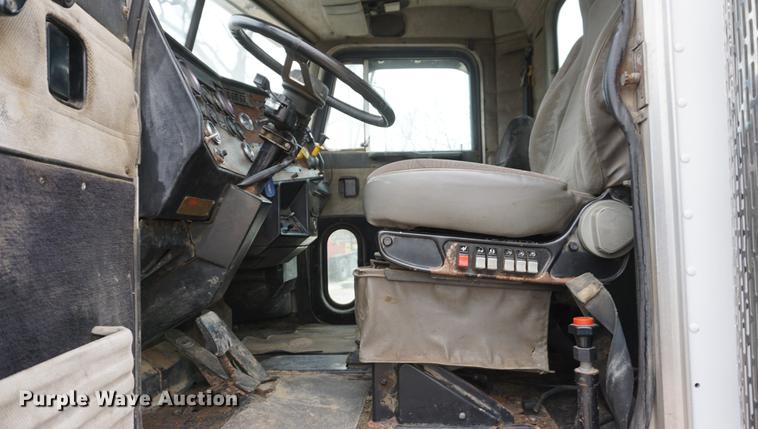 image for item DF1680 1993 Peterbilt 379 semi truck