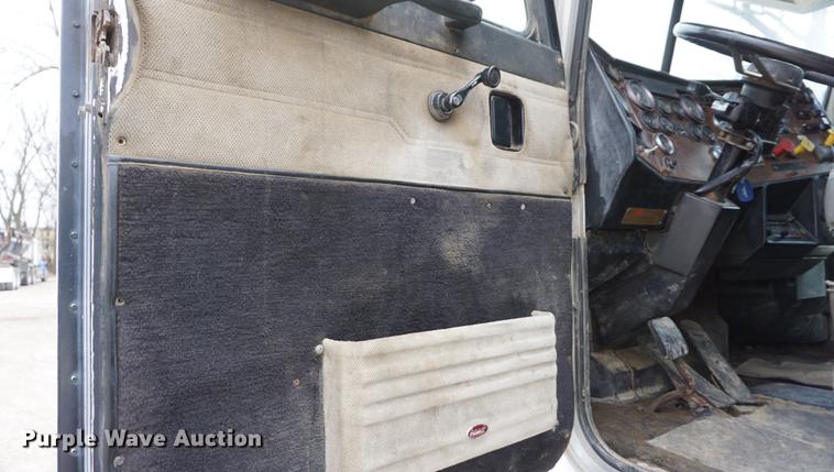 image for item DF1680 1993 Peterbilt 379 semi truck