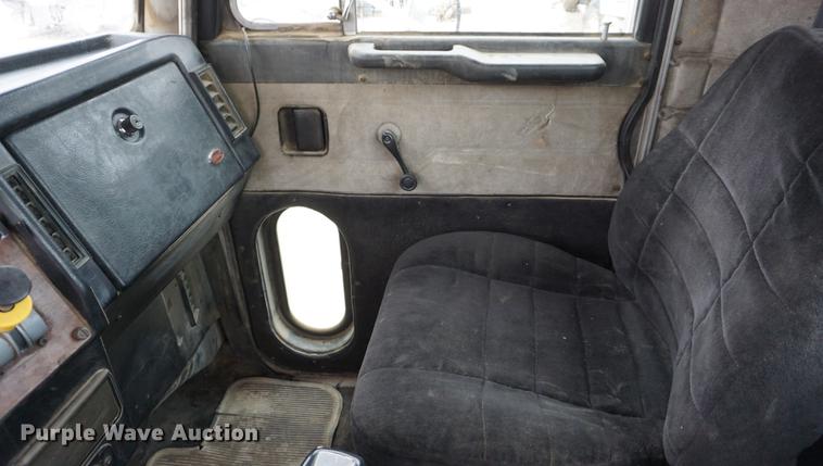 image for item DF1680 1993 Peterbilt 379 semi truck