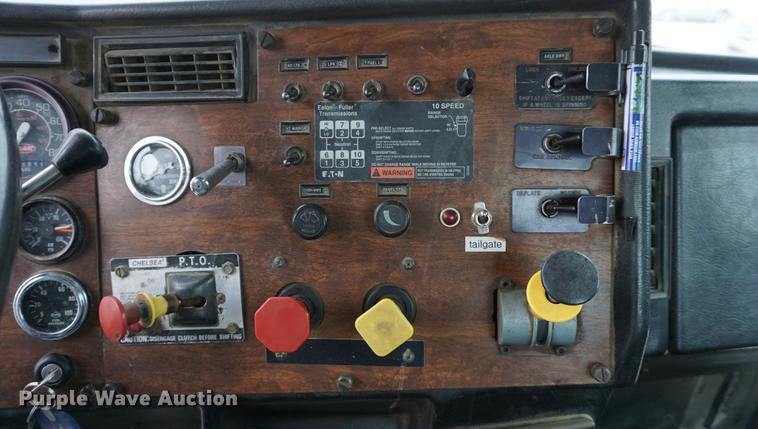 image for item DF1680 1993 Peterbilt 379 semi truck