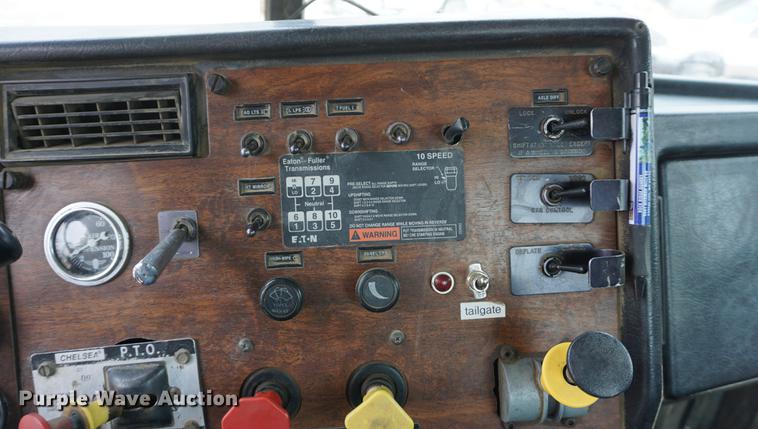 image for item DF1680 1993 Peterbilt 379 semi truck