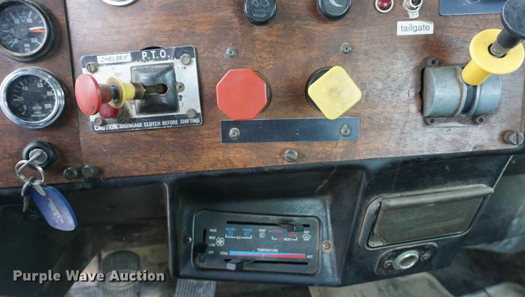 image for item DF1680 1993 Peterbilt 379 semi truck