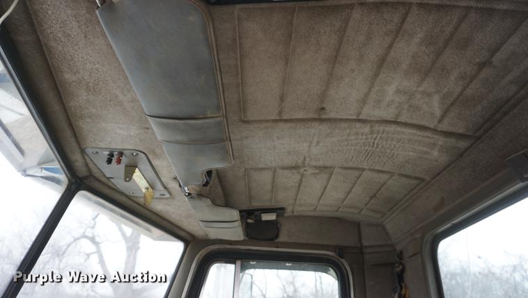 image for item DF1680 1993 Peterbilt 379 semi truck