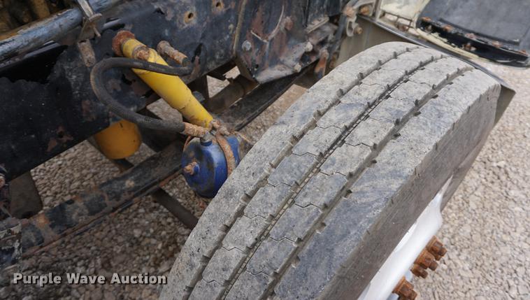 image for item DF1680 1993 Peterbilt 379 semi truck