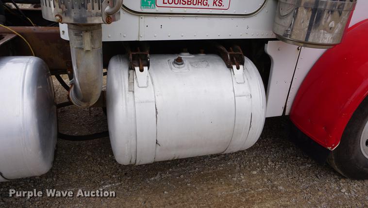 image for item DF1680 1993 Peterbilt 379 semi truck