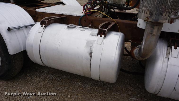 image for item DF1680 1993 Peterbilt 379 semi truck