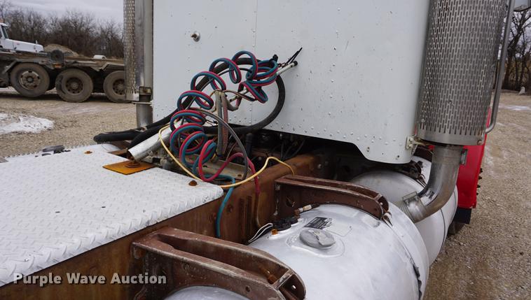 image for item DF1680 1993 Peterbilt 379 semi truck