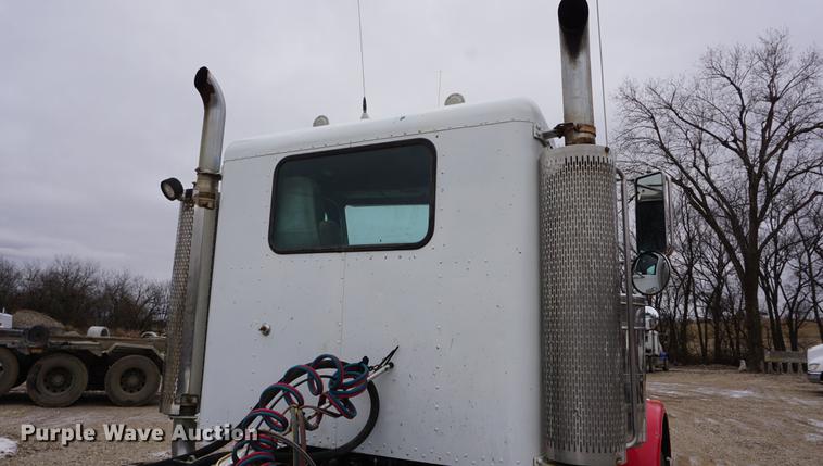 image for item DF1680 1993 Peterbilt 379 semi truck