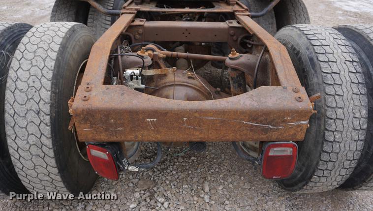 image for item DF1680 1993 Peterbilt 379 semi truck