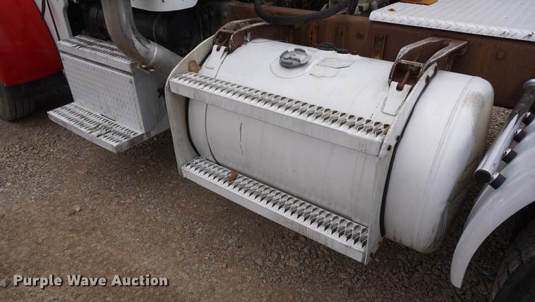 image for item DF1680 1993 Peterbilt 379 semi truck