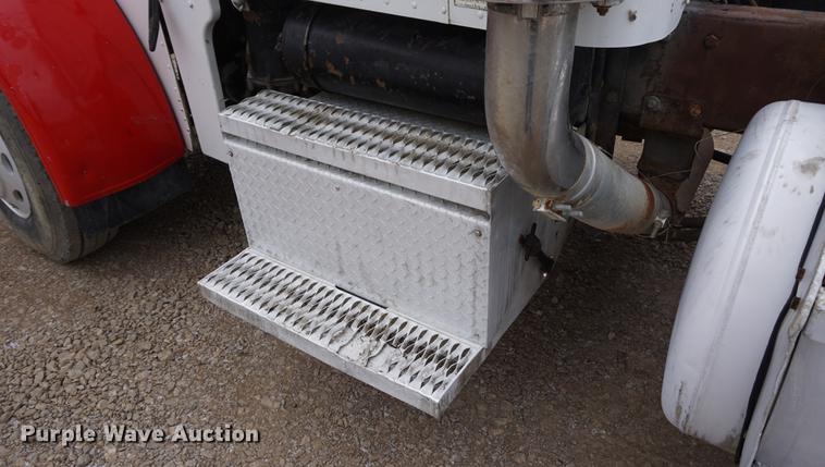 image for item DF1680 1993 Peterbilt 379 semi truck