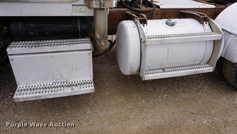 image for item DF1680 1993 Peterbilt 379 semi truck