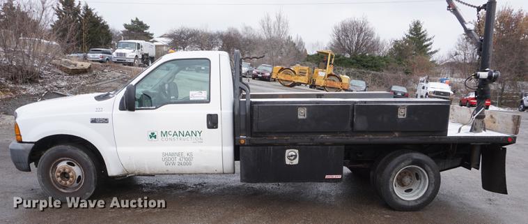 image for item DF1691 2000 Ford F350 Super Duty flat bed pickup truck