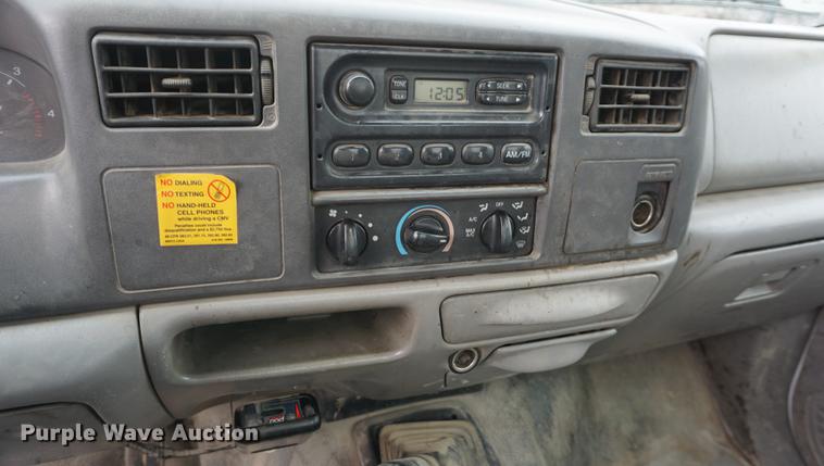 image for item DF1691 2000 Ford F350 Super Duty flat bed pickup truck