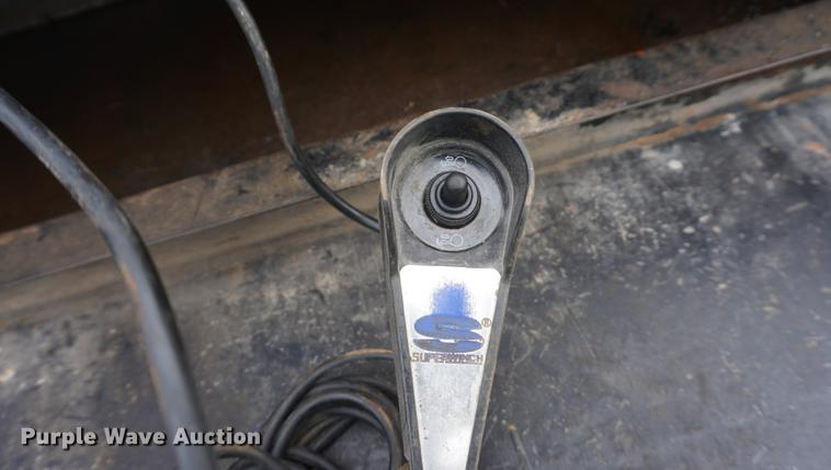 image for item DF1691 2000 Ford F350 Super Duty flat bed pickup truck