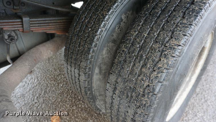 image for item DF1691 2000 Ford F350 Super Duty flat bed pickup truck