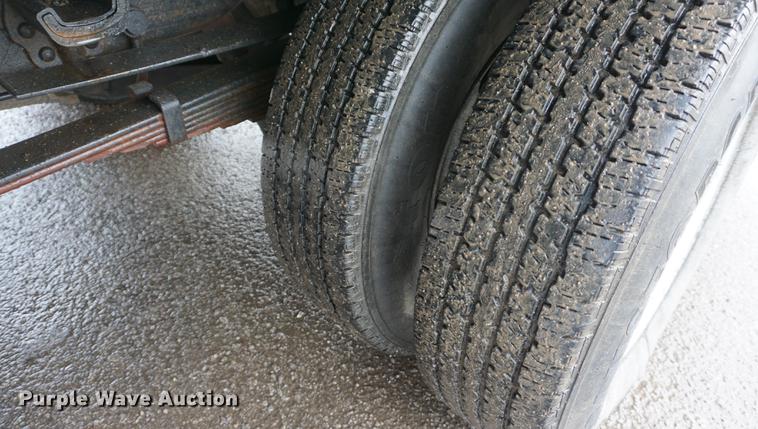 image for item DF1691 2000 Ford F350 Super Duty flat bed pickup truck